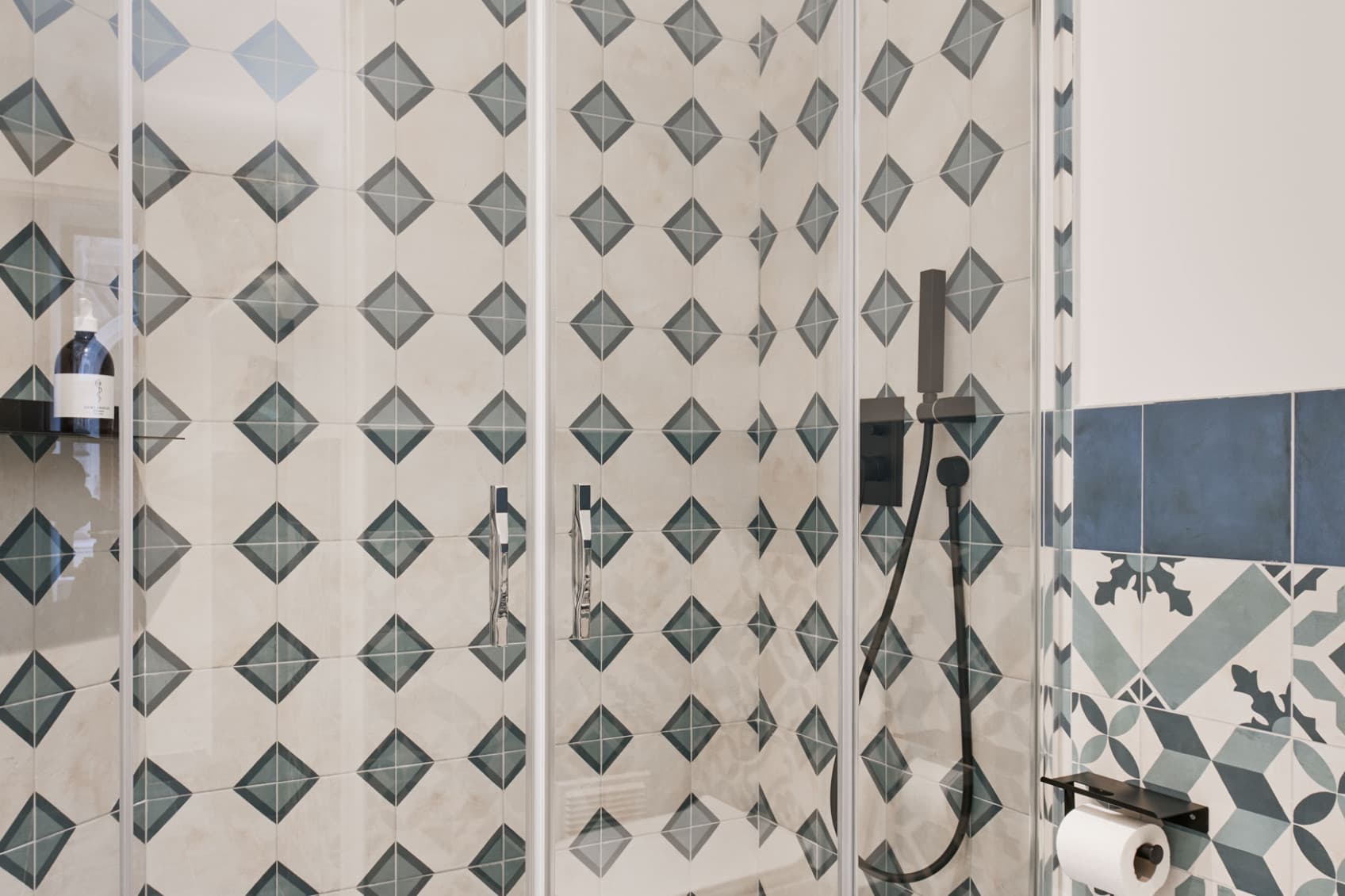 View into the maritim inspired shower, which shows the closeness to the harbour and the individuality of the lofts.