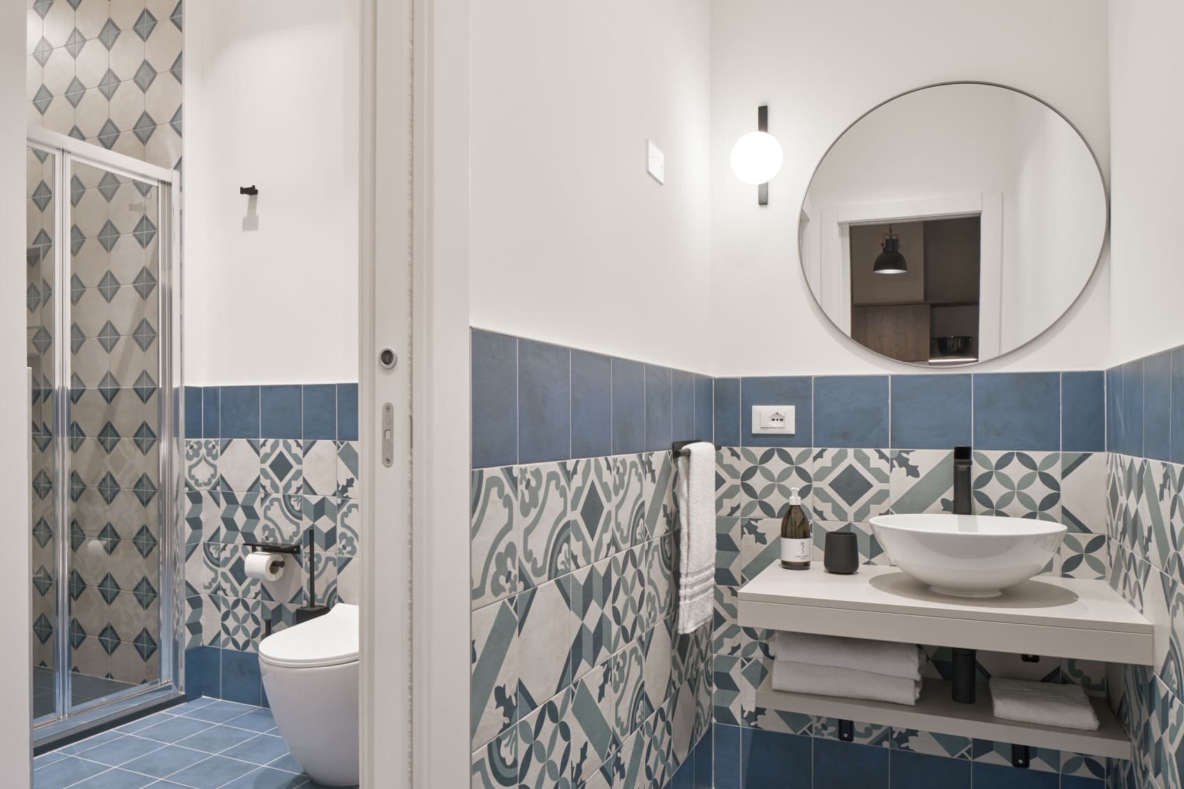 Seen is the maritim coloured bathroom, which has been newly rennovated and shows the individuality of the design and attention to detail.